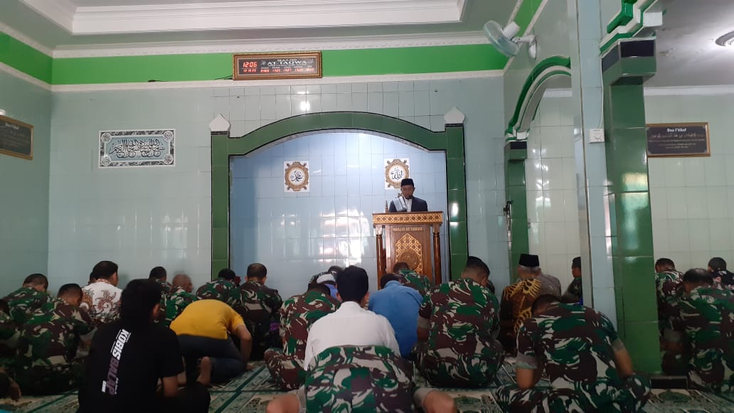 Prajurit, PNS serta Warga Sekitar Korem 073/Makutarama Laksanakan Ibadah Sholat Jumat